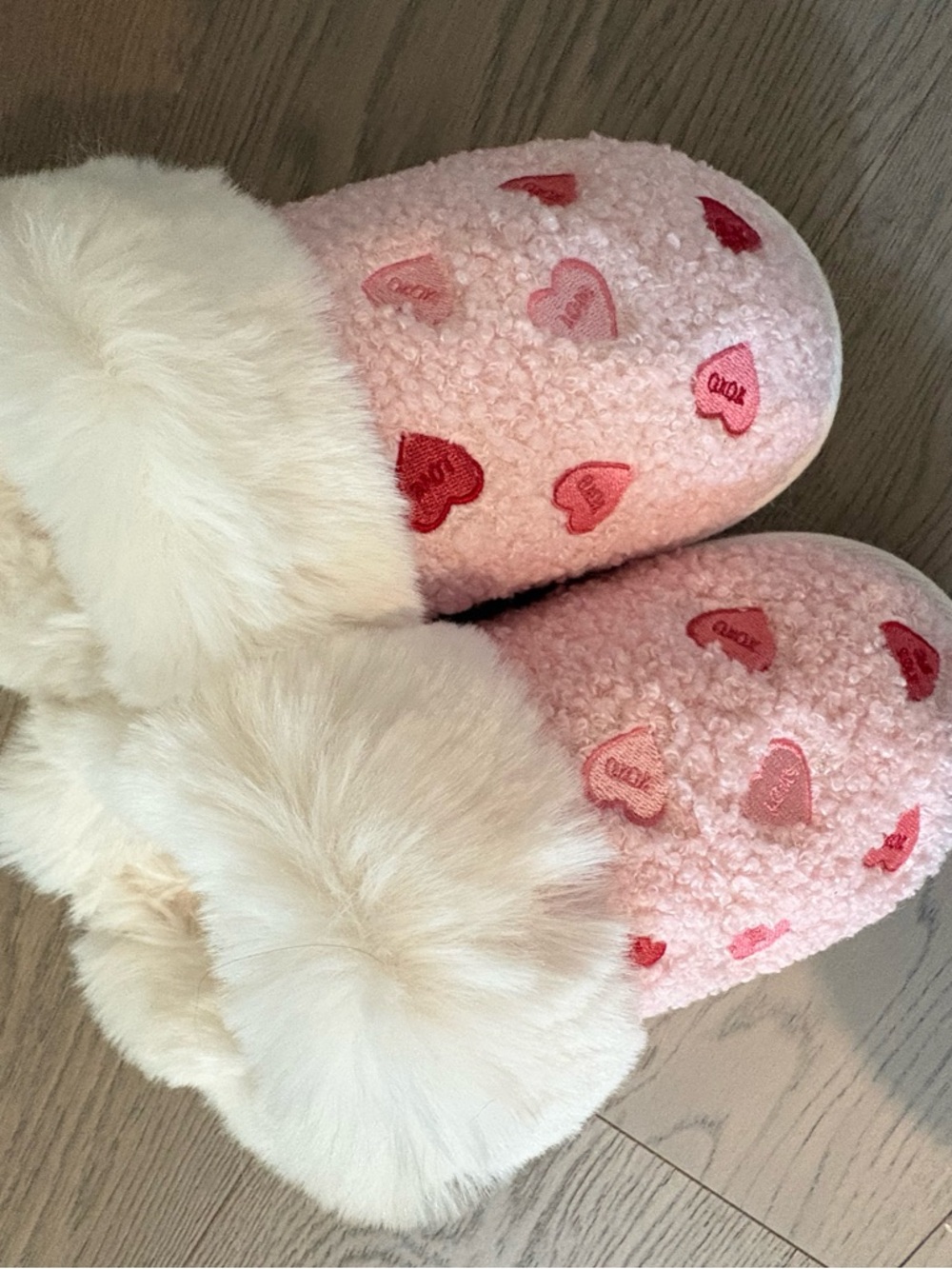 AE Candy Hearts Scuff Slipper - Picture 6 of 8